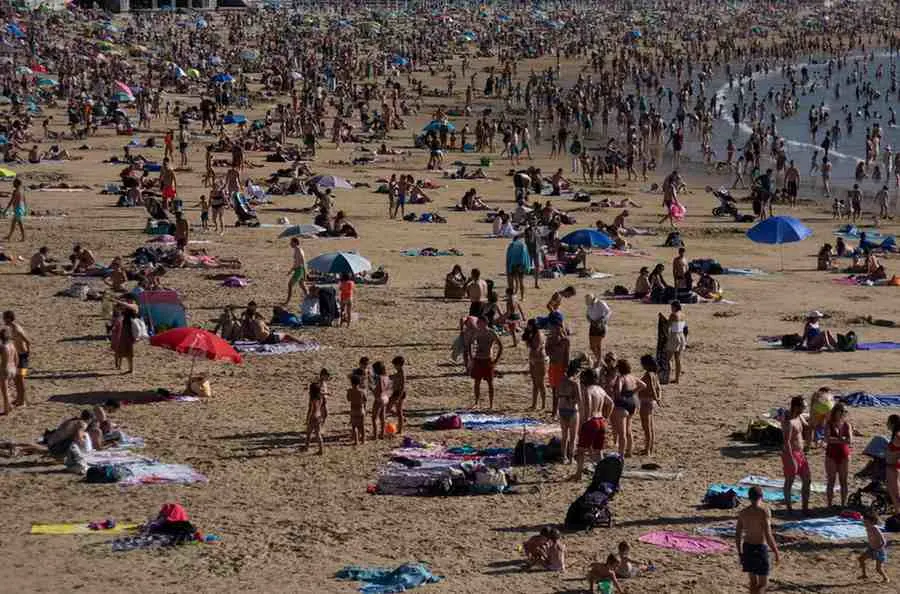 Summer Reality Crowds and Heat